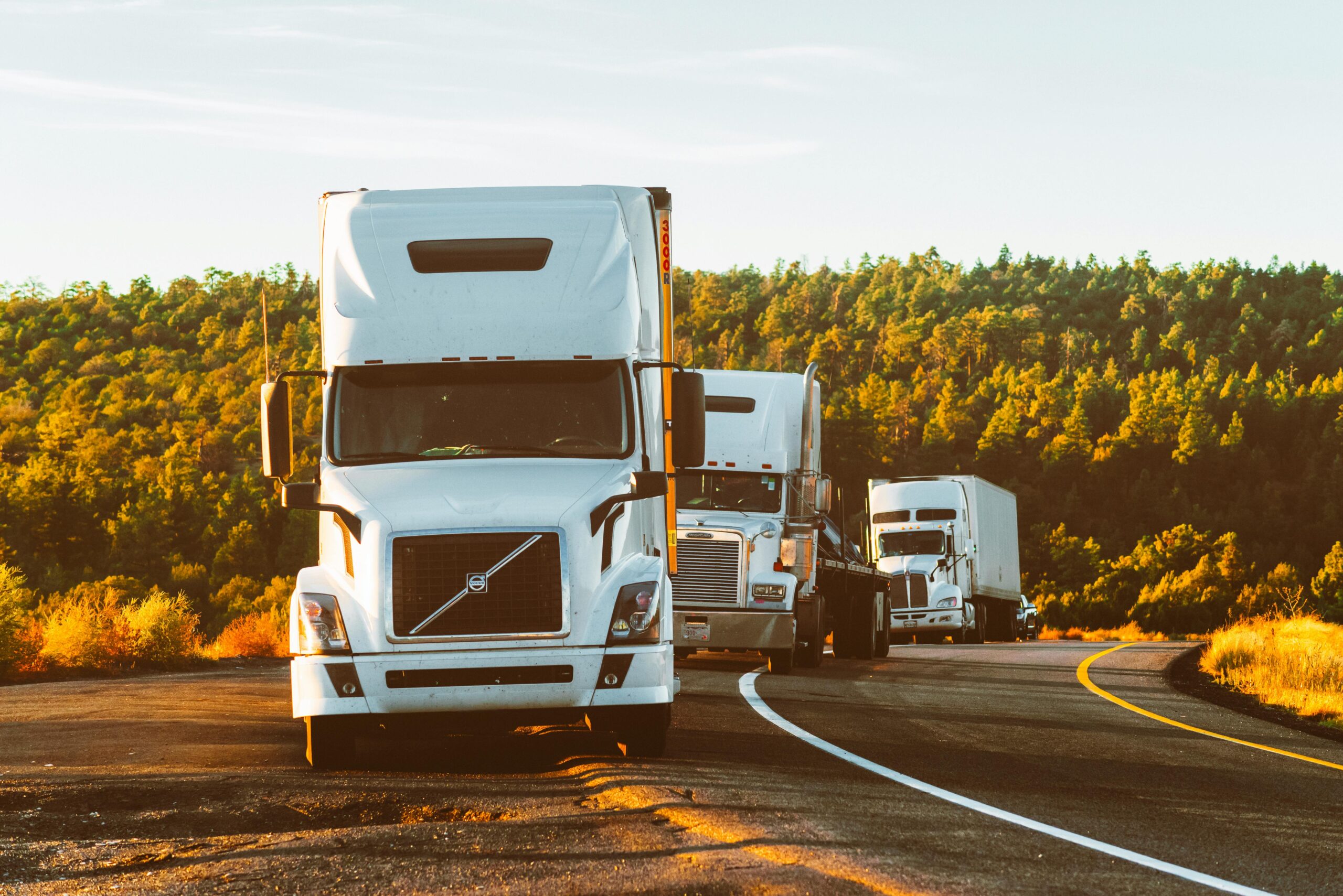 Transportes trasladando mercancía